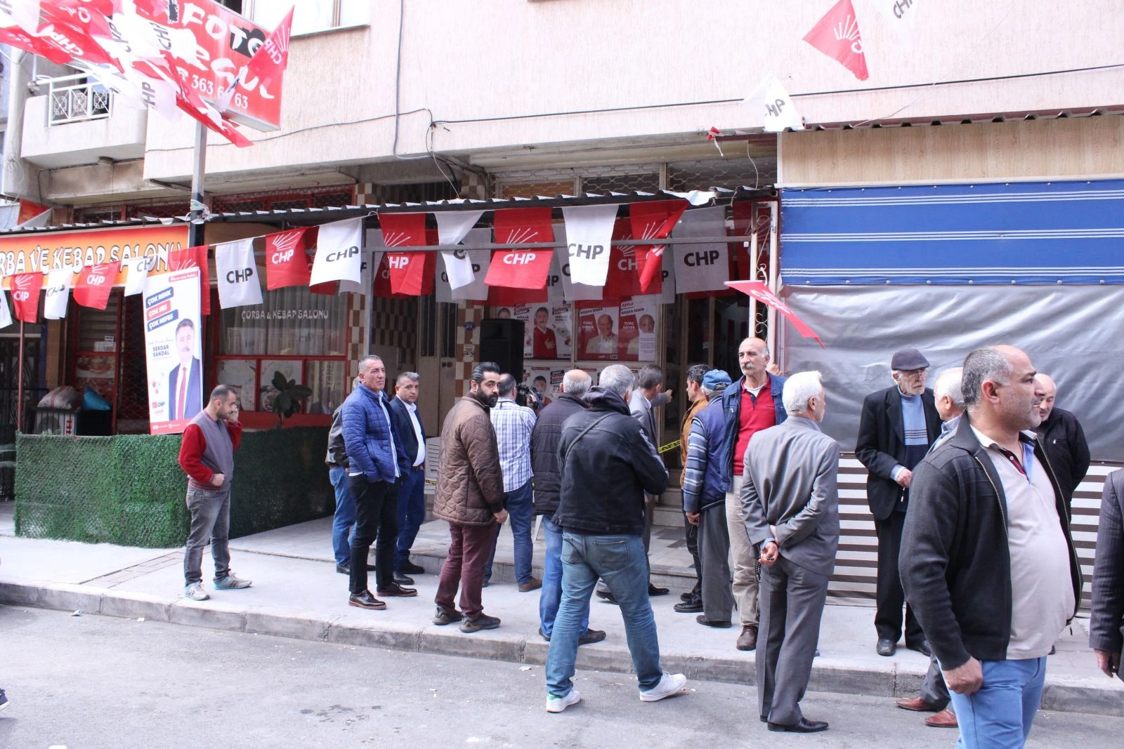 İzmir'de CHP seçim ofisine silahlı saldırı: 2 yaralı