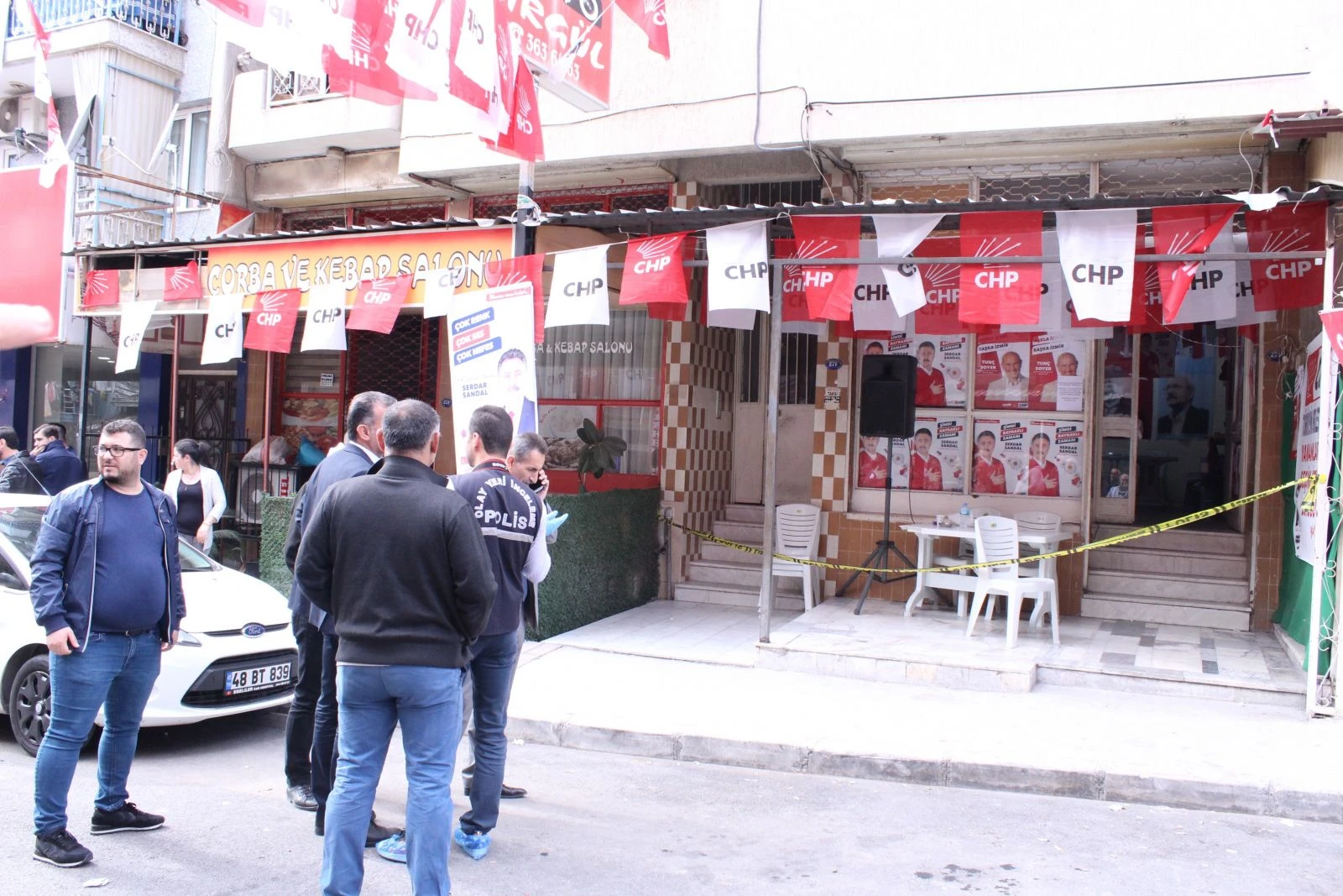 İzmir'de CHP seçim ofisine silahlı saldırı: 2 yaralı