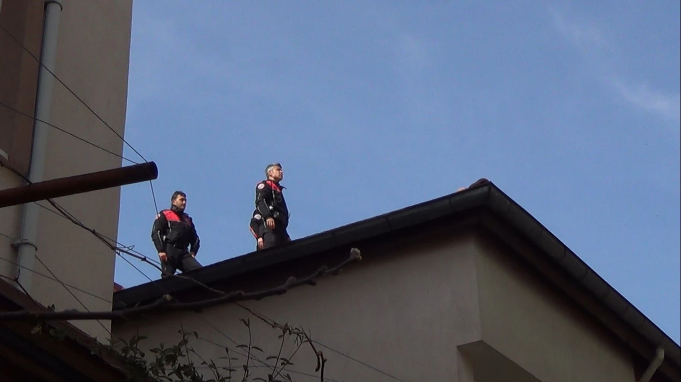 Şehri ayağa kaldıran cezaevi firarisi çatıda yakalandı