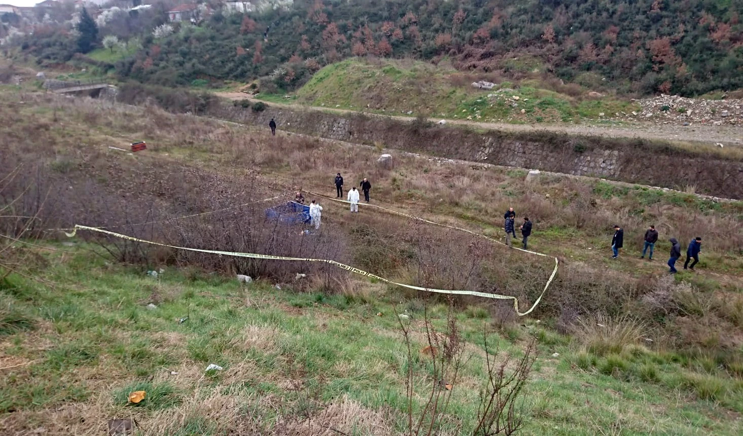 Pendik’te boş arazide erkek cesedi bulundu