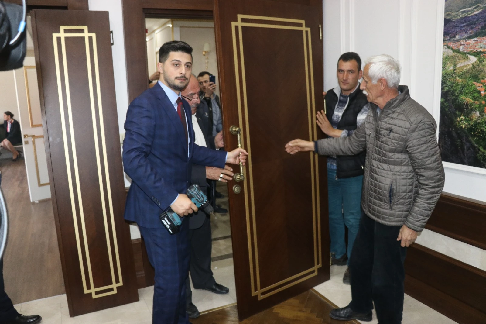 MHP’li Başkan Sarı'nın ilk işi makam kapısını söktürmek oldu