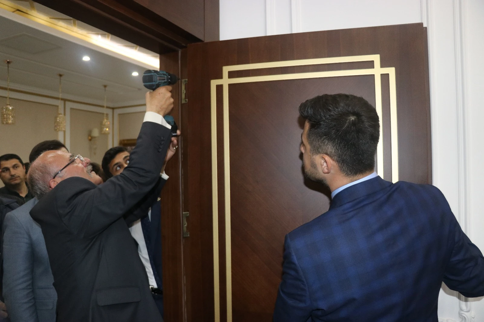 MHP’li Başkan Sarı'nın ilk işi makam kapısını söktürmek oldu