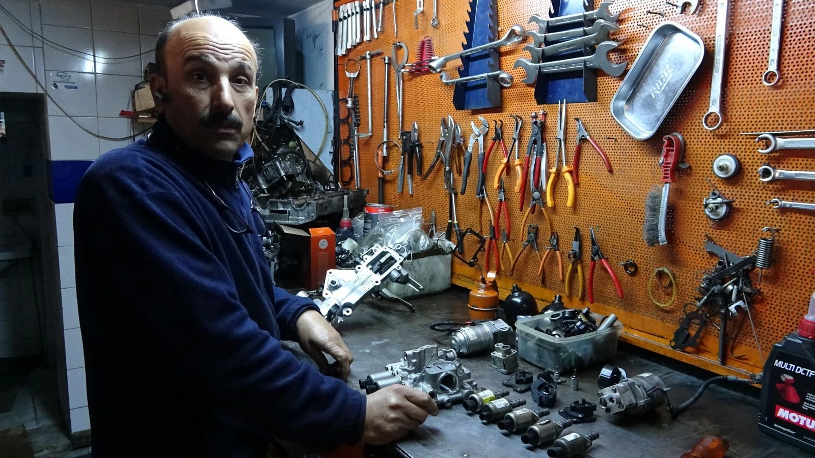 Herkes bu ustaya koşuyor! Geliştirdiği sistemle 12 bin liralık arızayı 2 bin liraya yapıyor