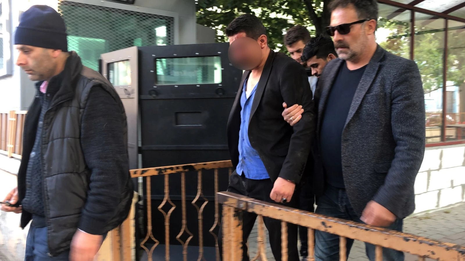 Eğlence mekanında polisler varken pompalıyla ateş açtılar