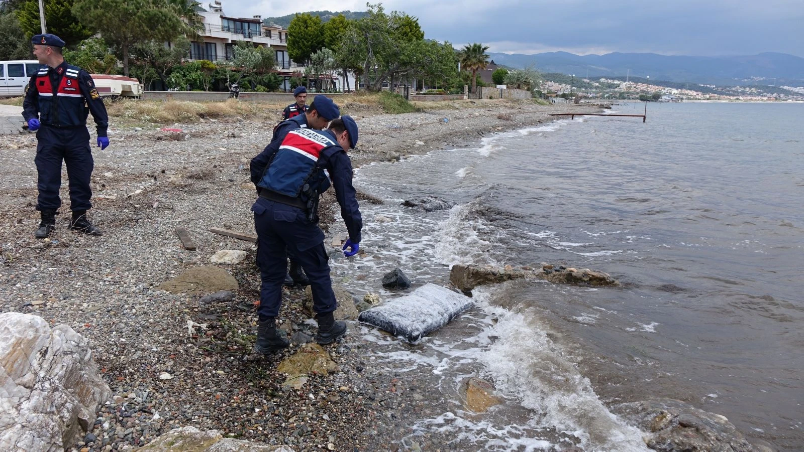 Uyuşturucu paketleri karaya vuruyor