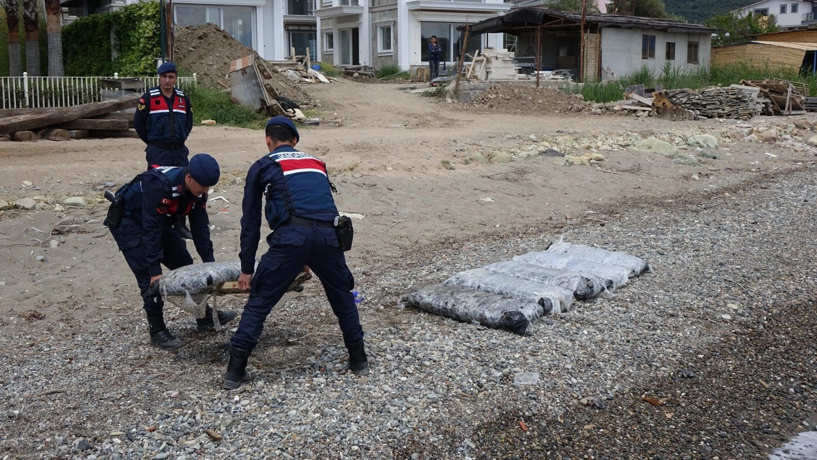 Uyuşturucu paketleri karaya vuruyor