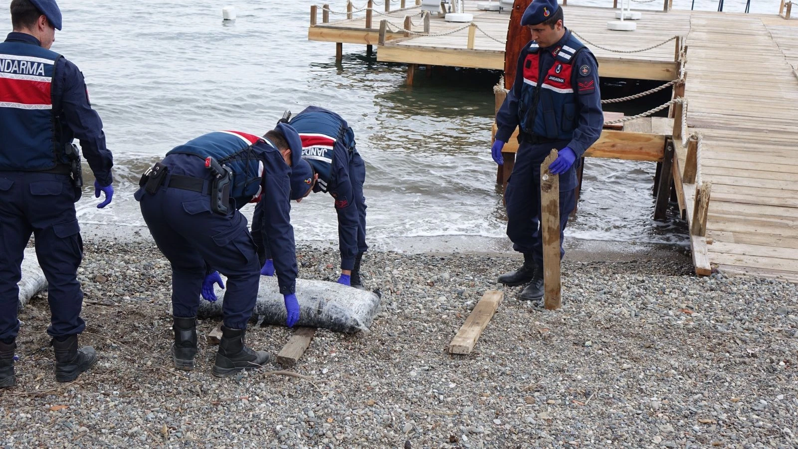 Uyuşturucu paketleri karaya vuruyor