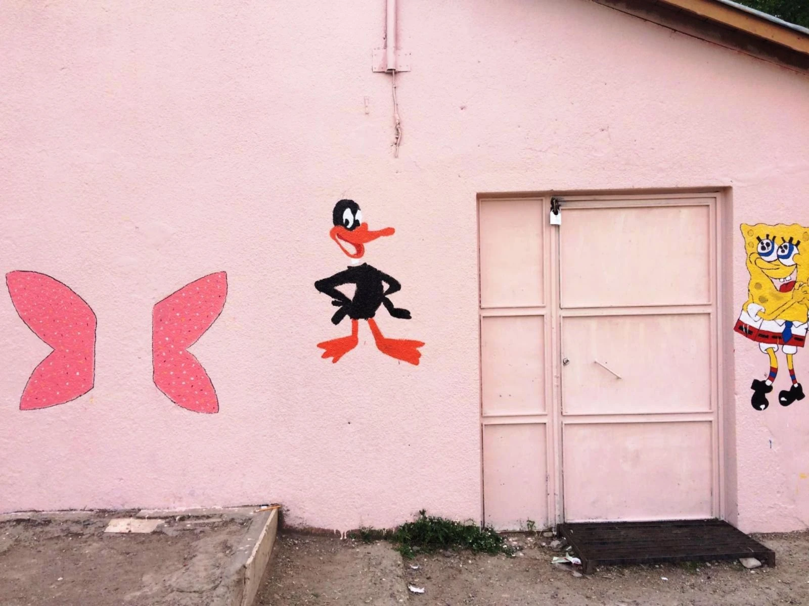 Köy okulunu boyattılar, çizgi film karakterleriyle süslediler