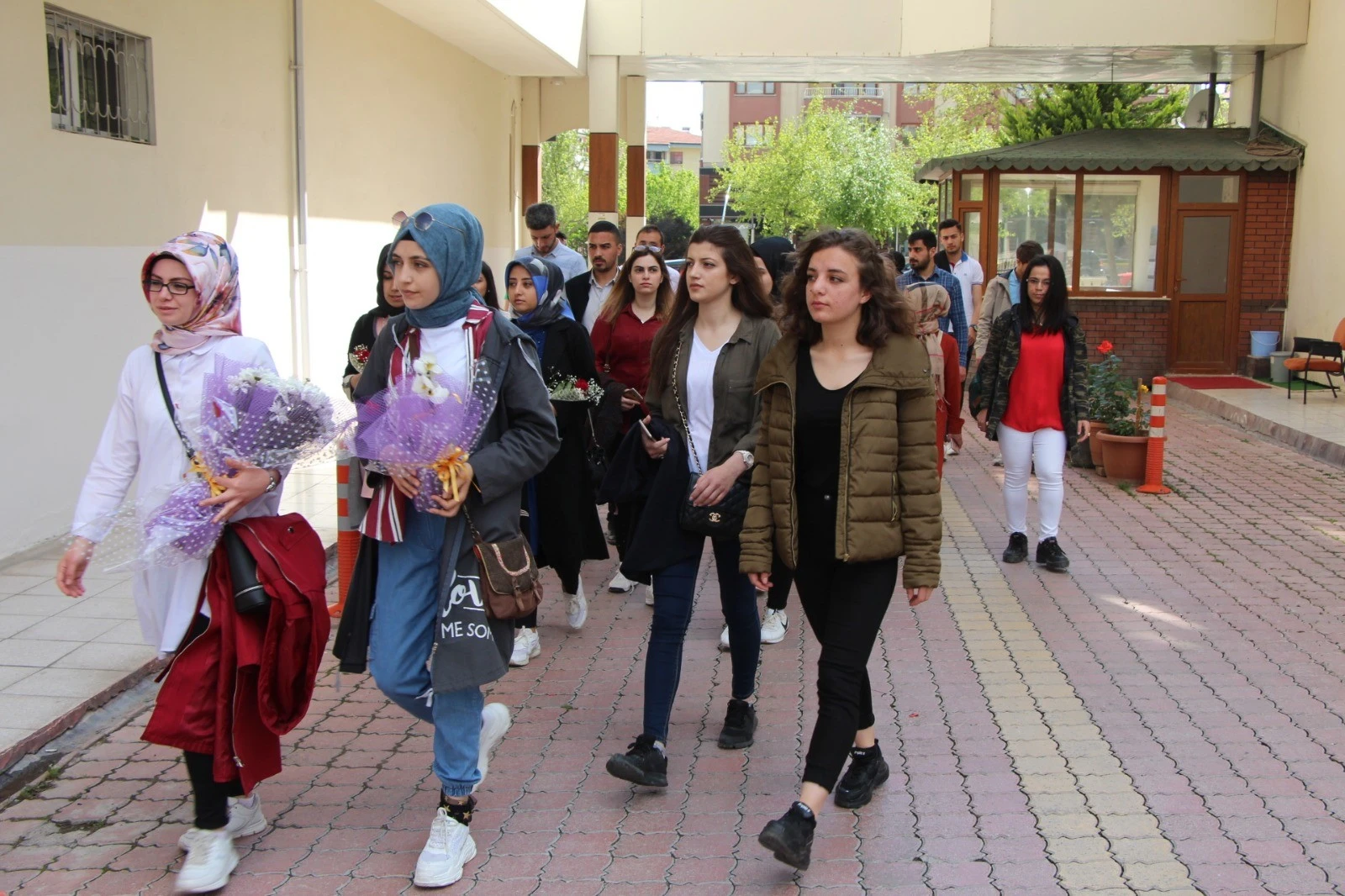 Annelerinden uzak olan öğrenciler şehit annelerini unutmadı