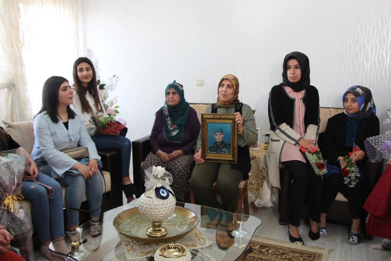 Annelerinden uzak olan öğrenciler şehit annelerini unutmadı