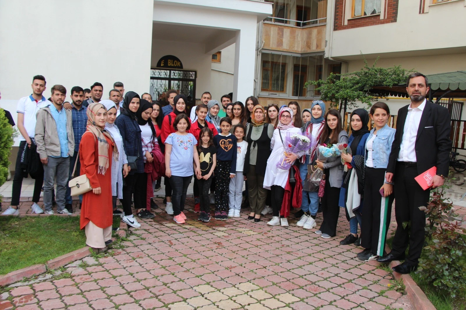 Annelerinden uzak olan öğrenciler şehit annelerini unutmadı