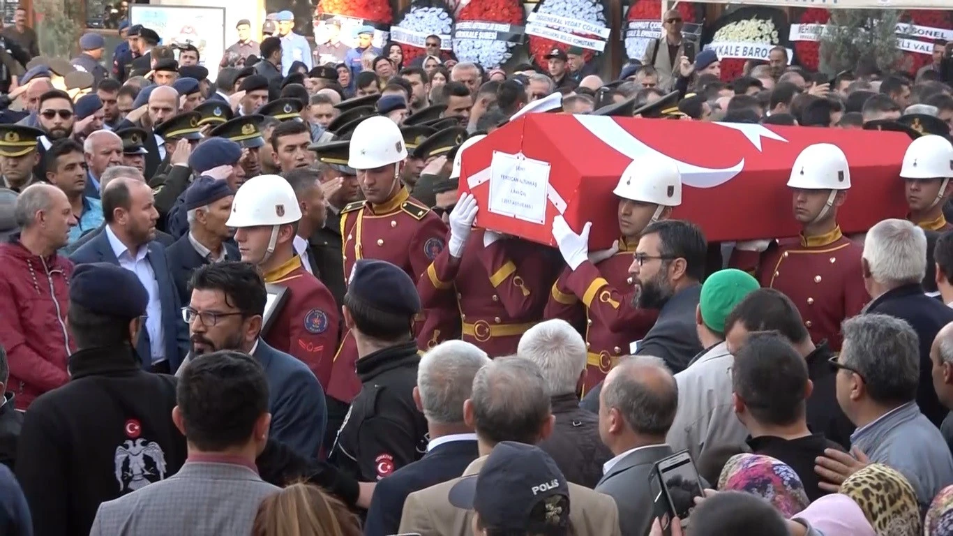 2 evladın şehit babalarına son bakışı