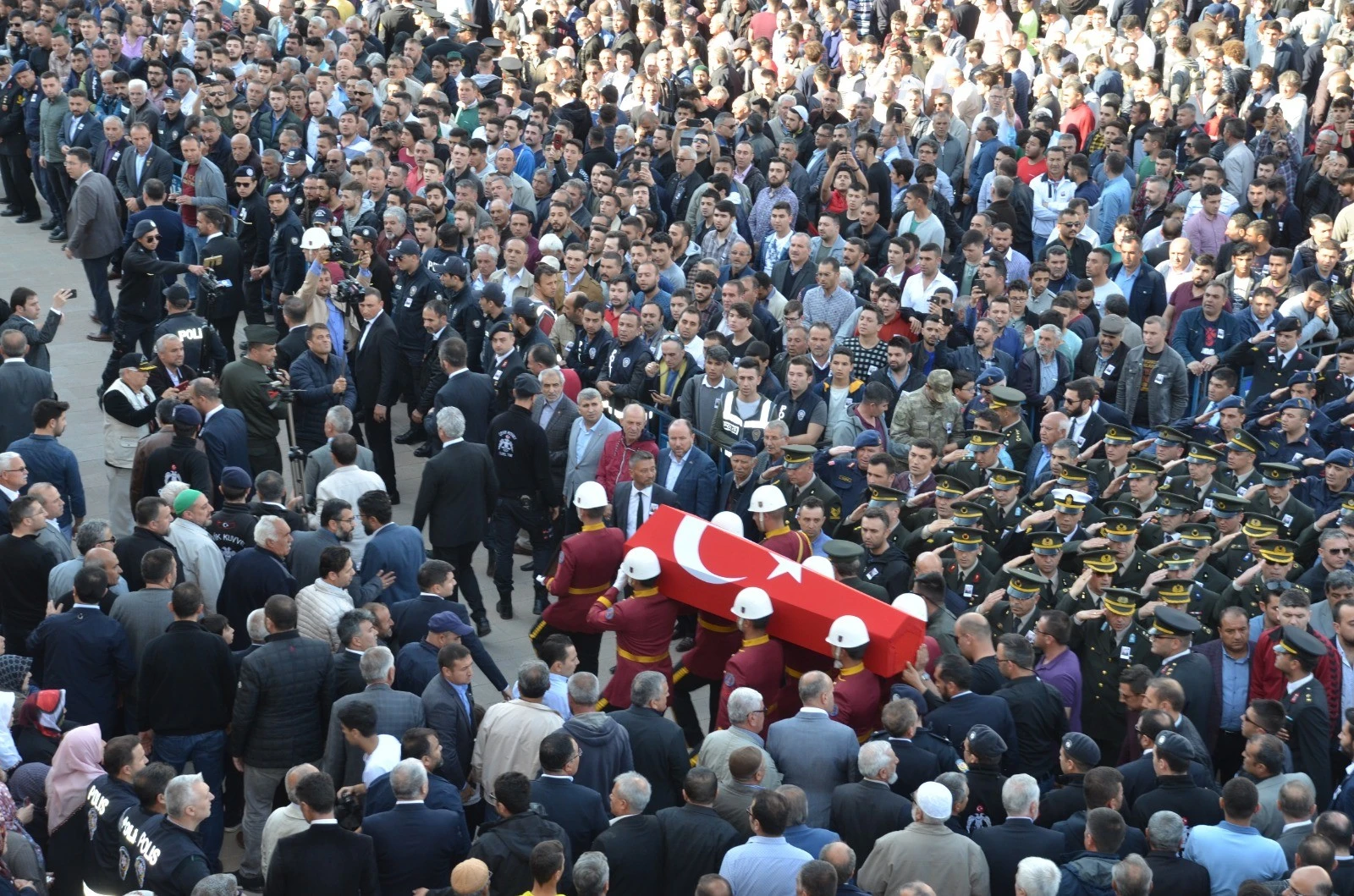 2 evladın şehit babalarına son bakışı