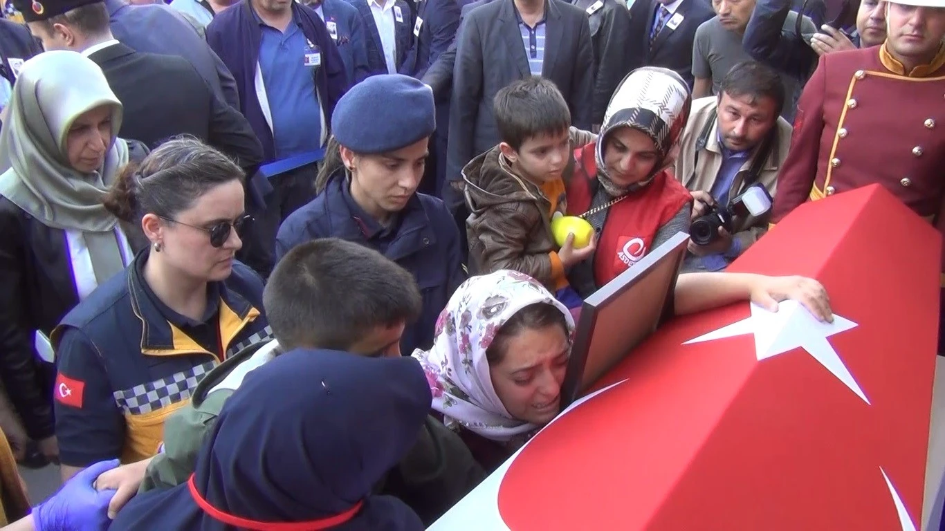 2 evladın şehit babalarına son bakışı