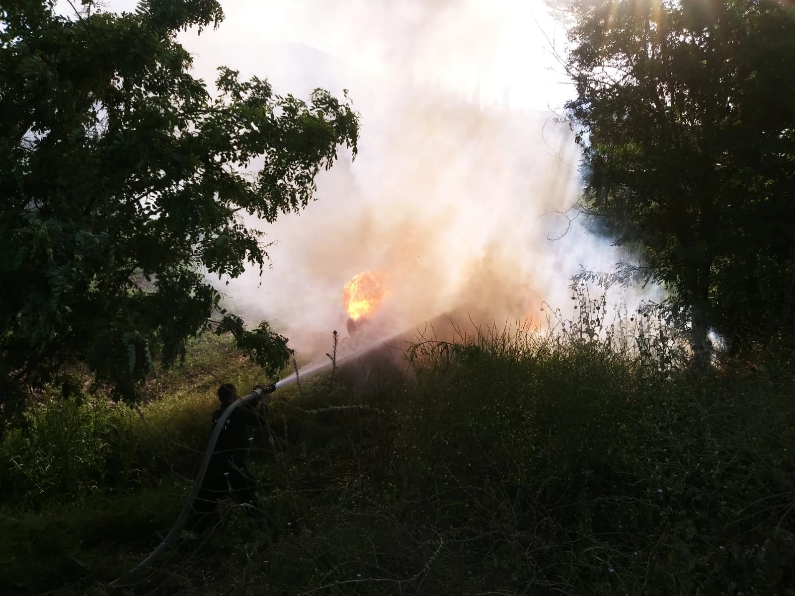 Takla atan araç alev alev yandı