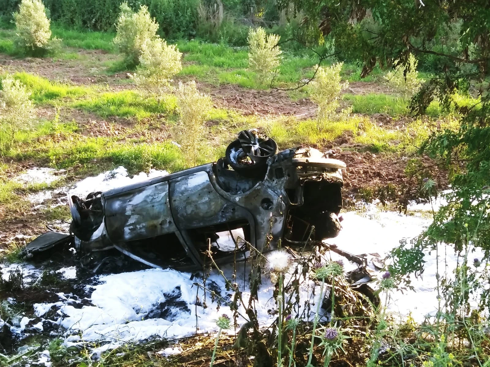 Takla atan araç alev alev yandı