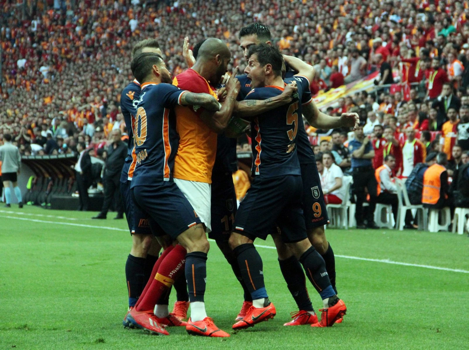 Başakşehir attı ortalık karıştı