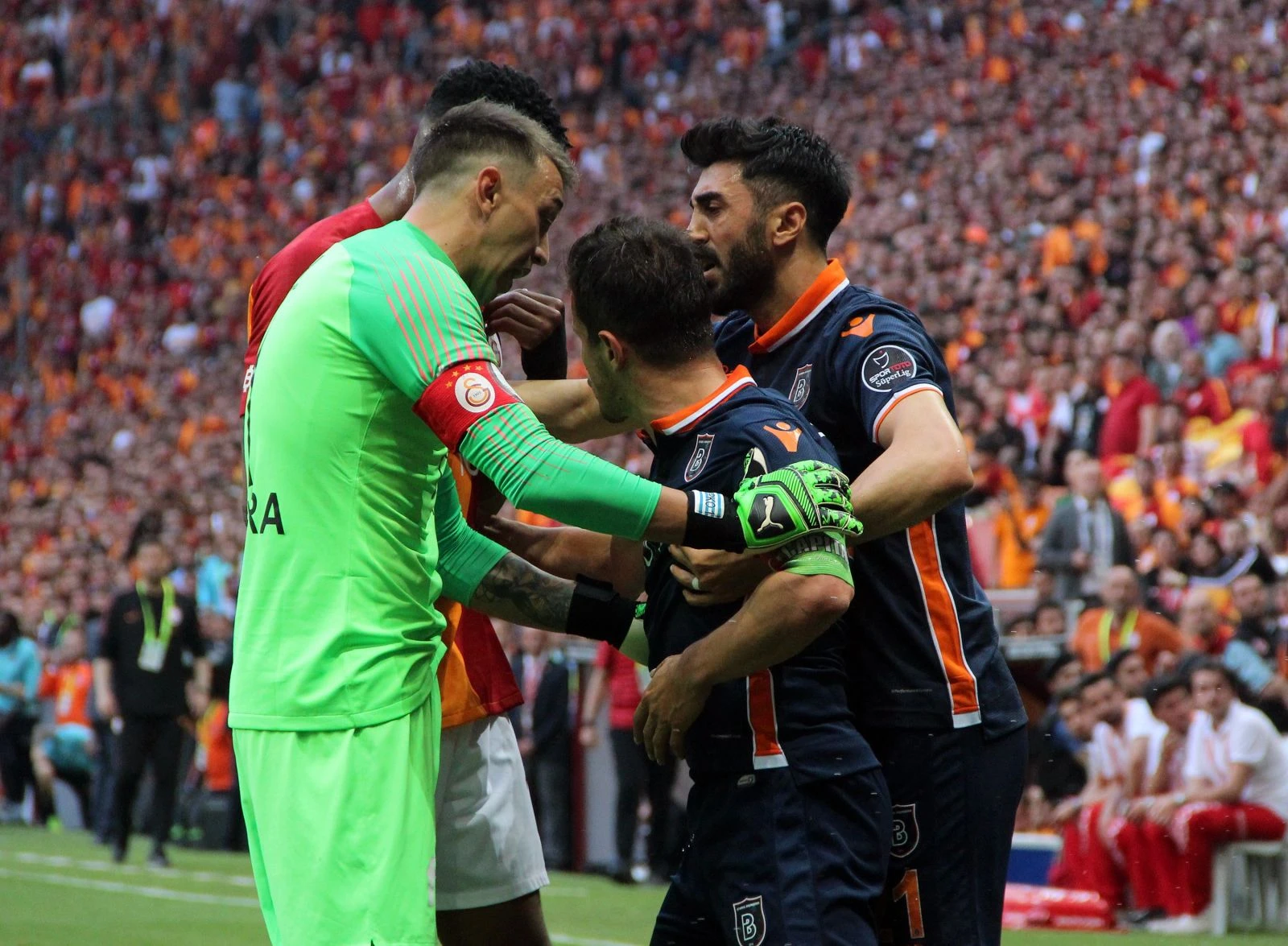 Başakşehir attı ortalık karıştı