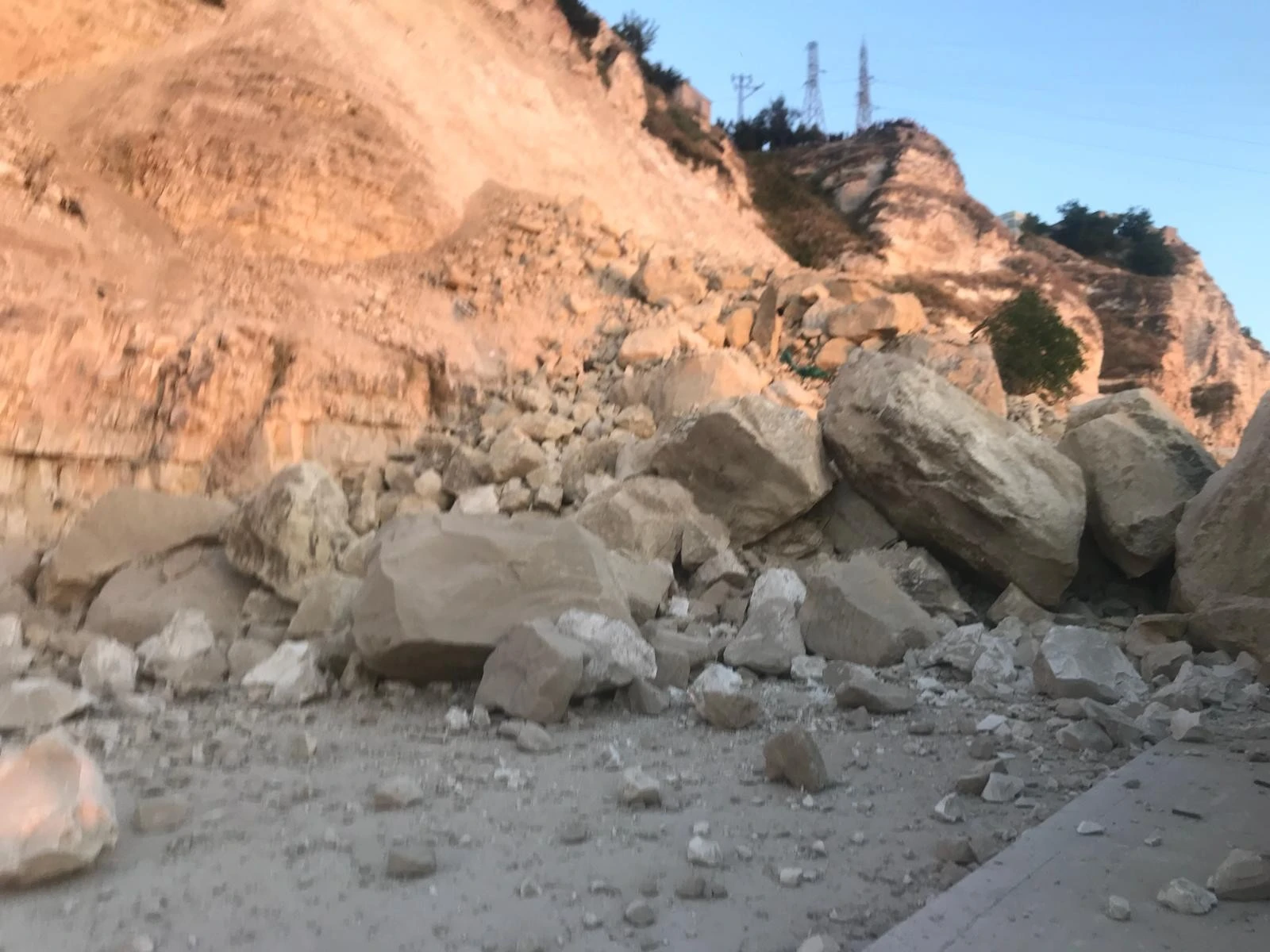 Dağdan kopan dev kaya parçası kafenin üzerine düştü