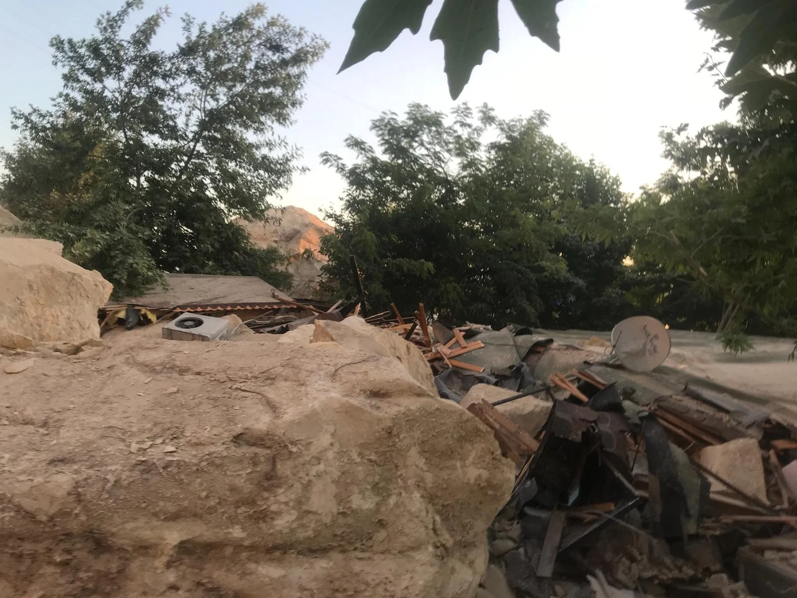 Dağdan kopan dev kaya parçası kafenin üzerine düştü