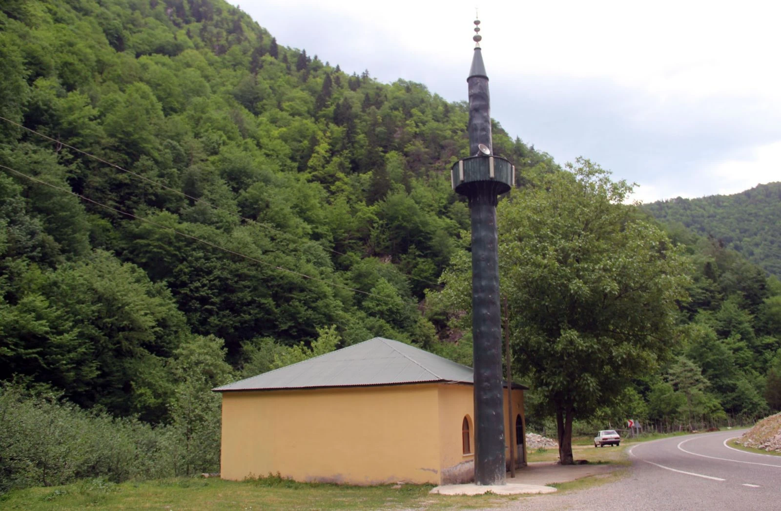 Cemaatin minare yapmaya parası yetmeyince ağaçtan minare yaptılar