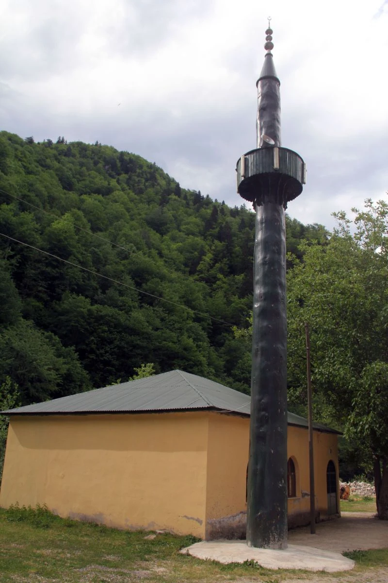 Cemaatin minare yapmaya parası yetmeyince ağaçtan minare yaptılar