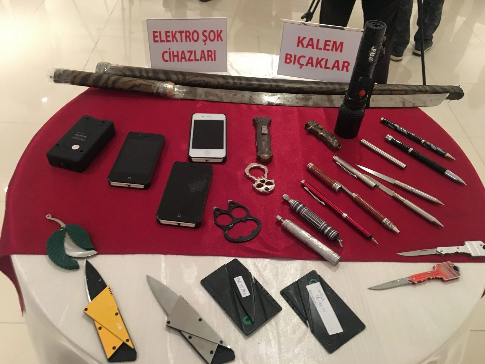 Dünyanın en büyük adliyesinde ele geçirilen suç eşyaları sergilendi