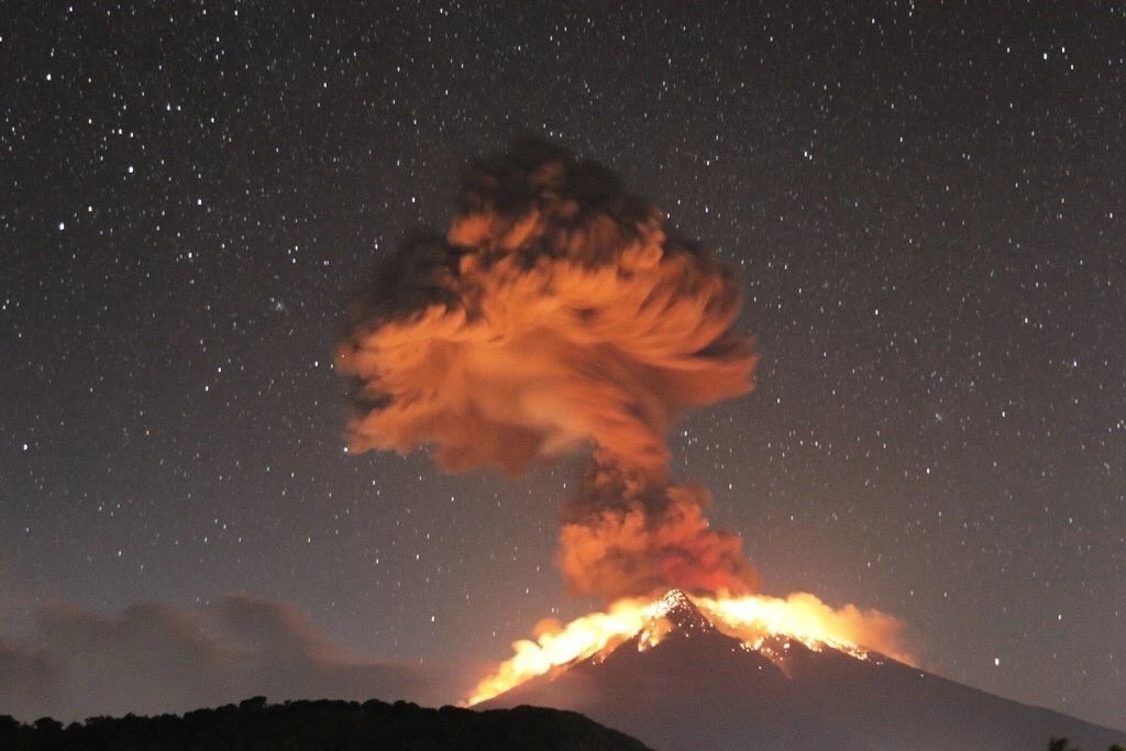 Endonezya'daki Agung Yanardağ'ı patladı