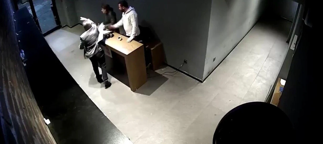 "Ayağa kalkmadıkları" gerekçesiyle çalışanlarını döven patron serbest bırakıldı