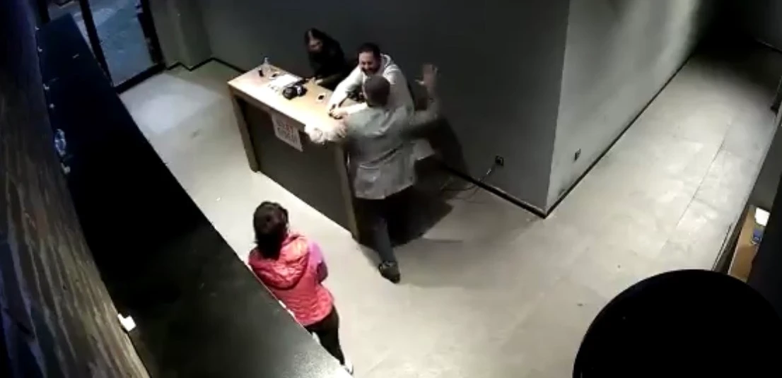 "Ayağa kalkmadıkları" gerekçesiyle çalışanlarını döven patron serbest bırakıldı