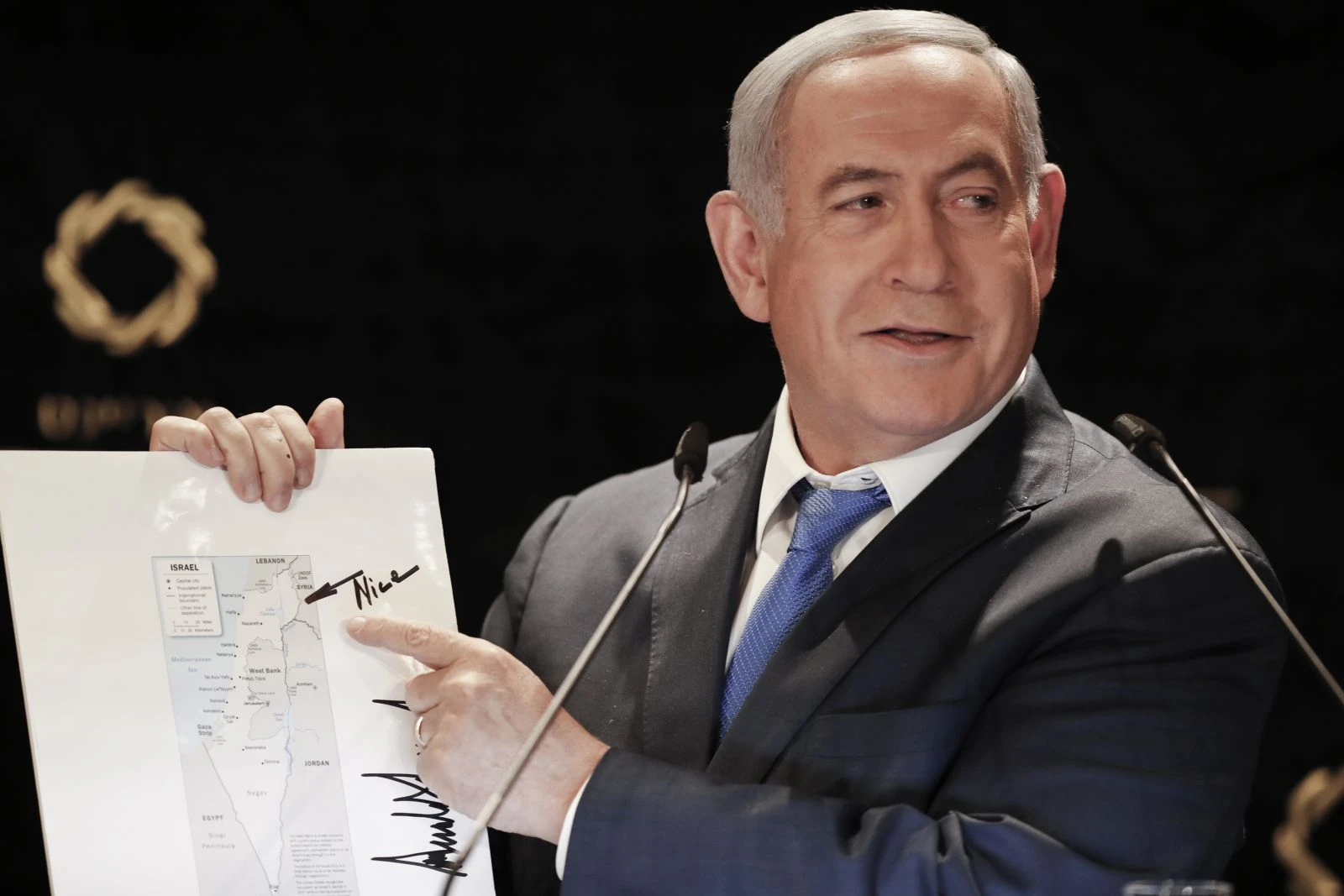 Netanyahu, Golan Tepeleri'ni İsrail toprağı olarak gösteren Trump imzalı haritayı basına gösterdi