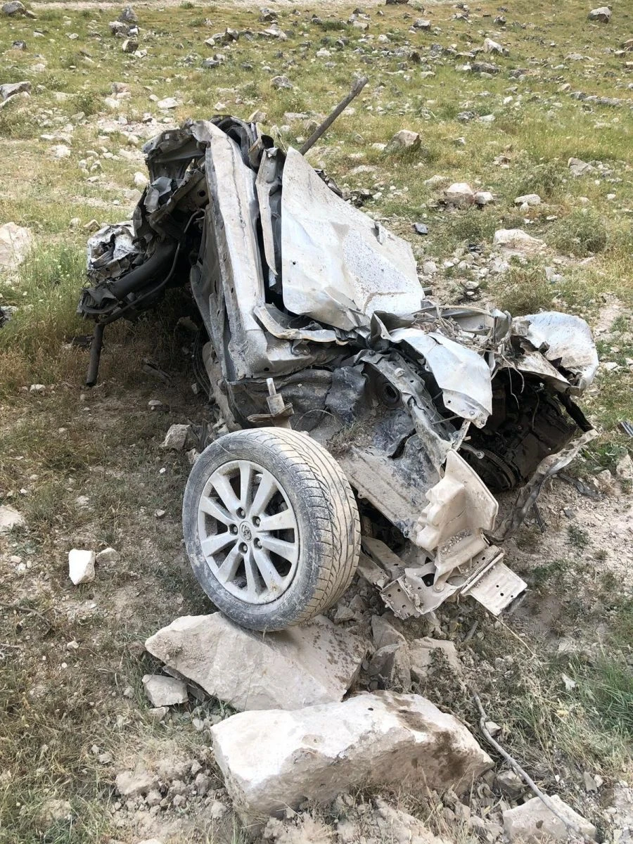 Fren yerine gaza bastı, uçuruma yuvarlanan araçtan atlayarak kurtuldu