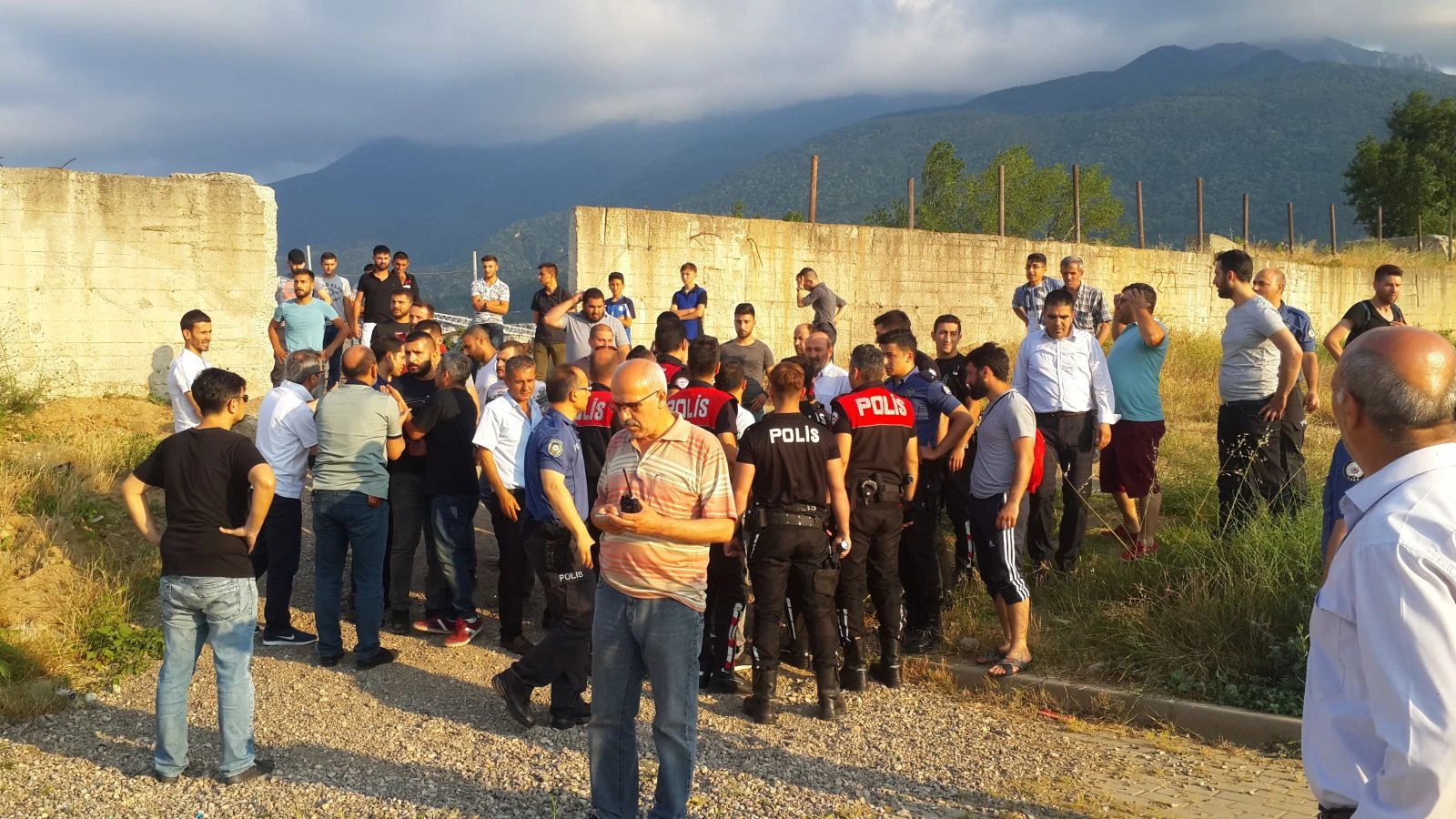 Amatör küme maçı karıştı, hakemleri polis çıkardı