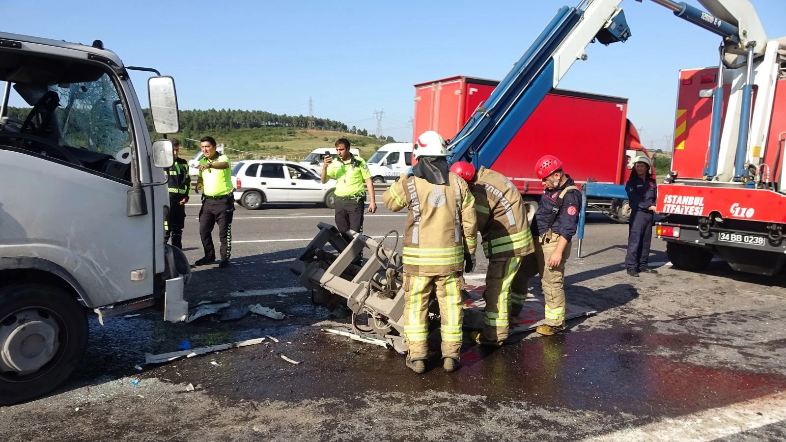 TEM’de 3 kamyon birbirine girdi, sürücü araç içinde sıkıştı
