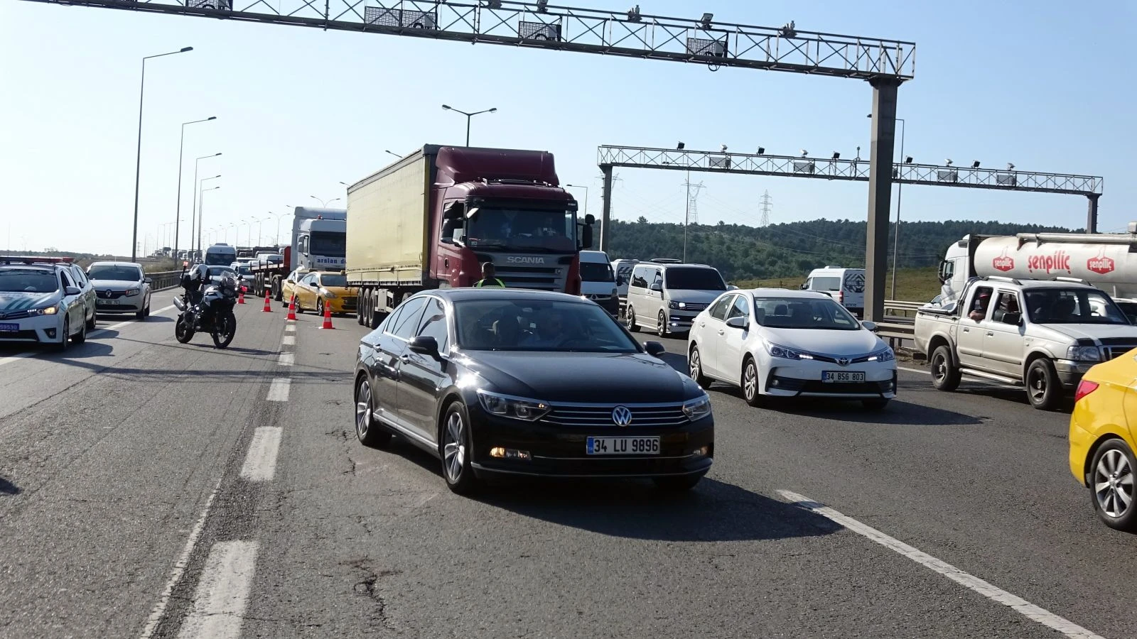 TEM’de 3 kamyon birbirine girdi, sürücü araç içinde sıkıştı