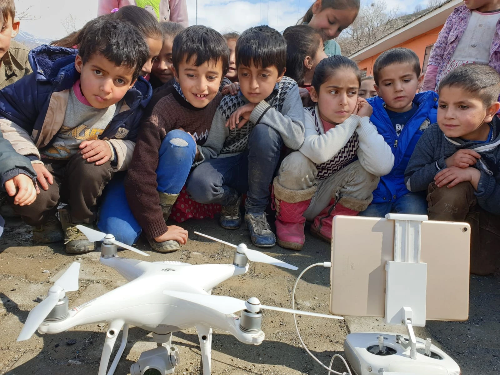 Van'ın bahçesaray ilçesindeki çocuklar ilk kez drone ile tanıştı