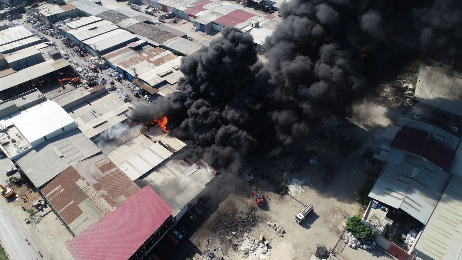 Adana’da geri dönüşüm fabrikasında yangın