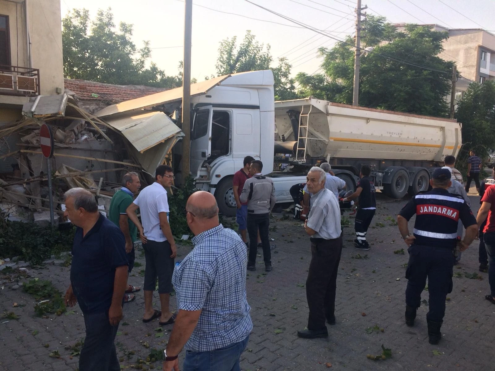 Servis otobüsü ile hafriyat kamyonu çarpıştı