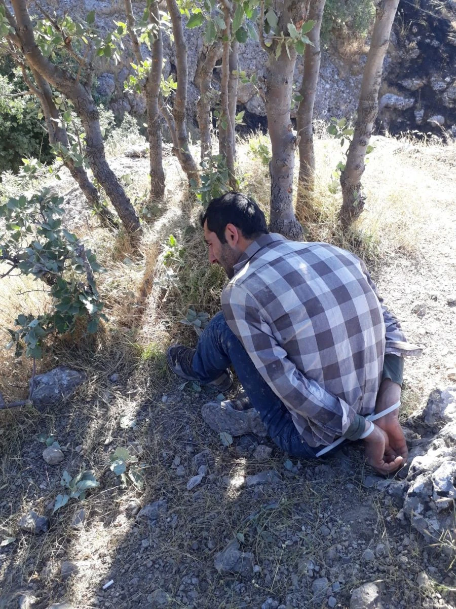 Teröristlerin yakalanma anına ait yeni fotoğraflar ortaya çıktı