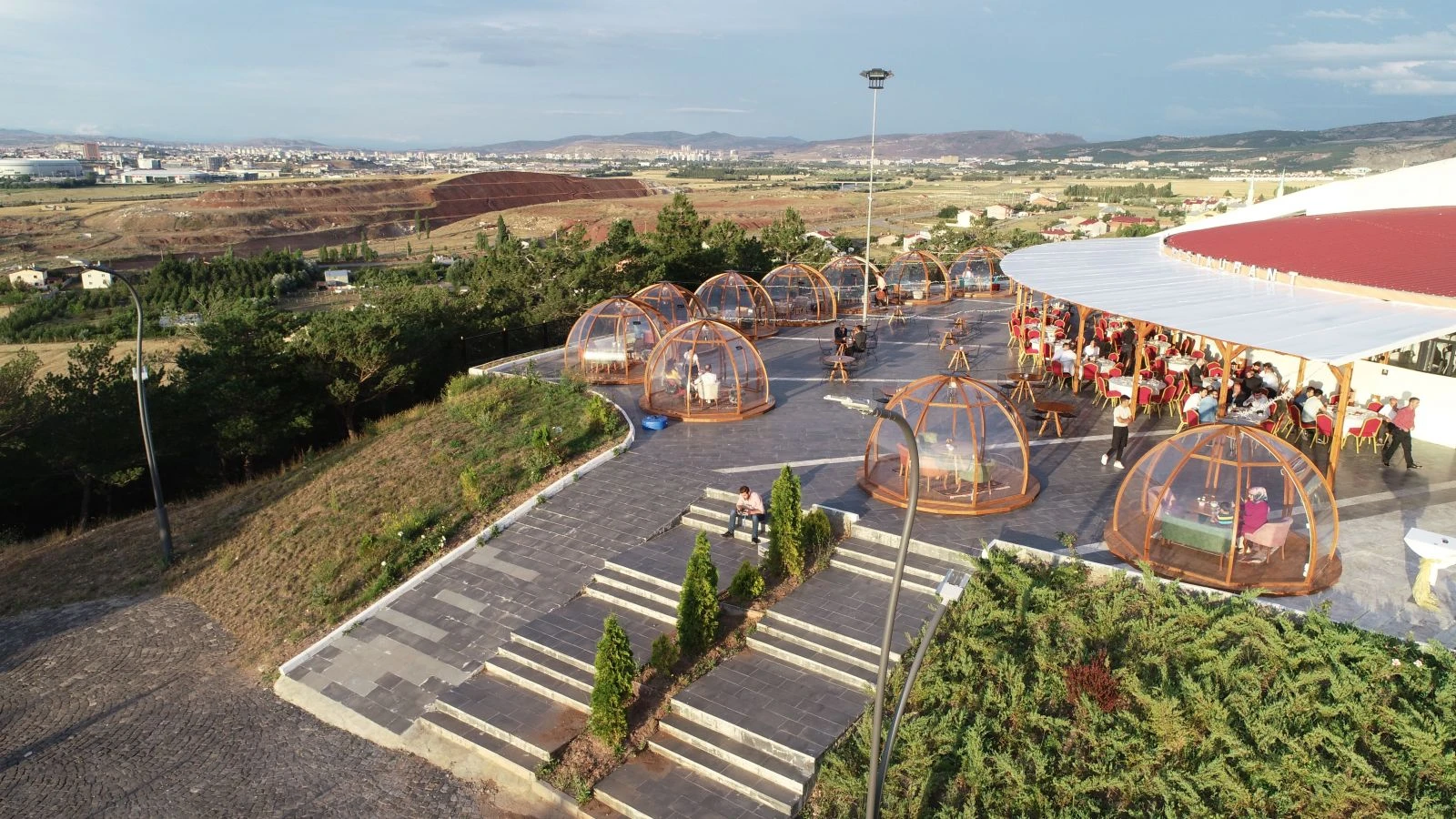 Bilim kurgu değil! Müşterilerini soğuktan böyle koruyor