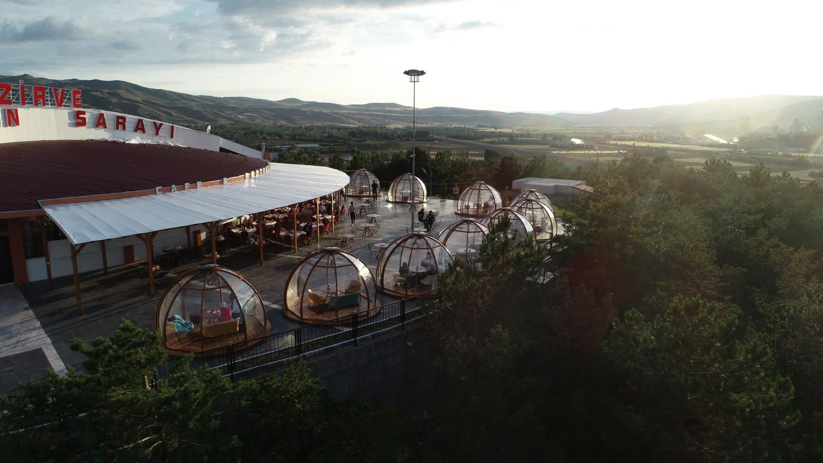 Bilim kurgu değil! Müşterilerini soğuktan böyle koruyor