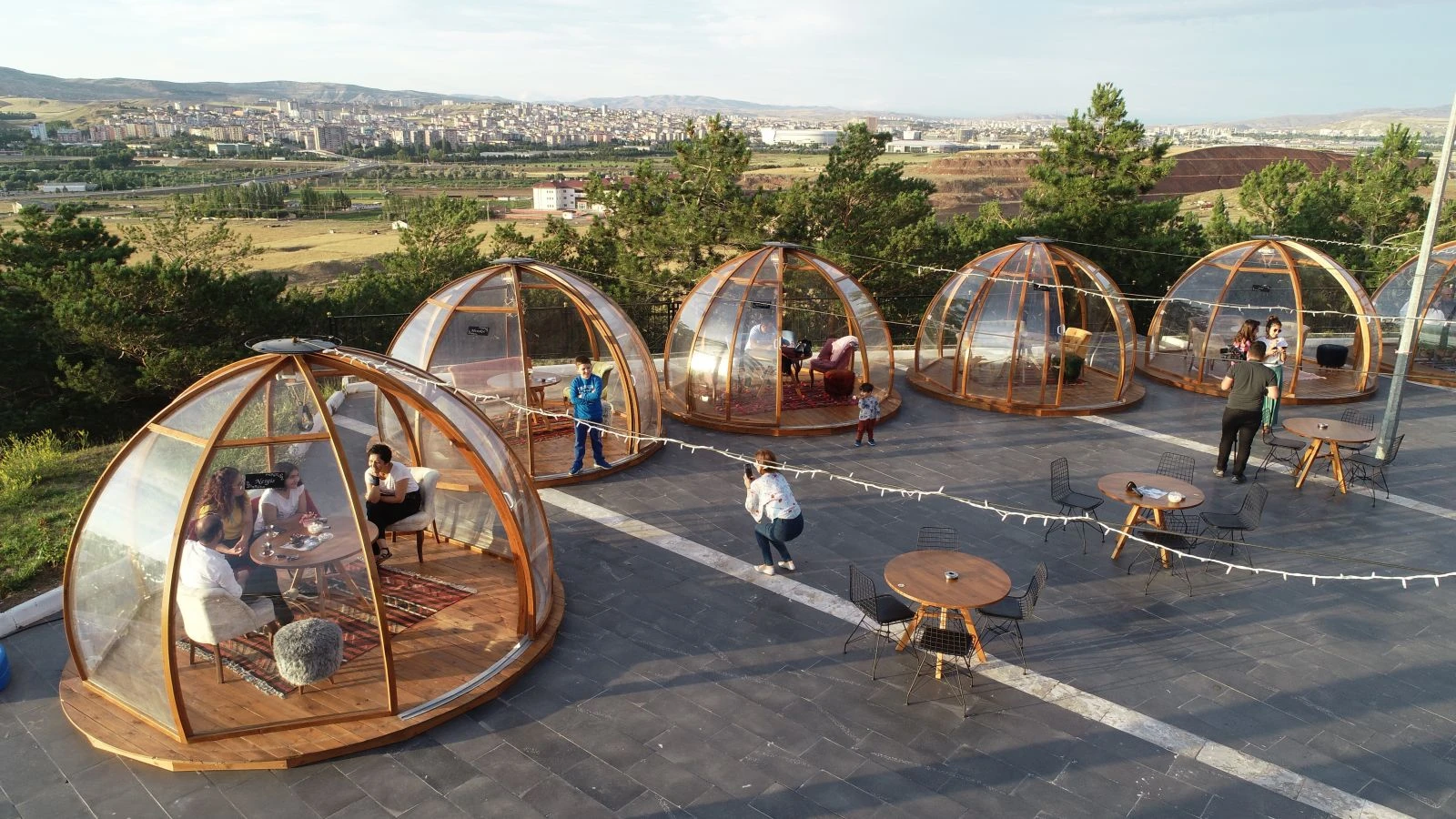 Bilim kurgu değil! Müşterilerini soğuktan böyle koruyor