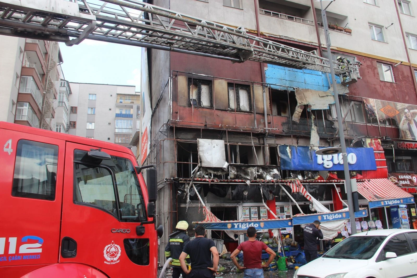 Alevler binayı sardı! Vatandaşlar merakla izledi