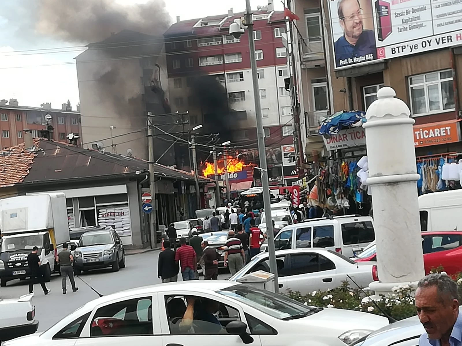 Alevler binayı sardı! Vatandaşlar merakla izledi