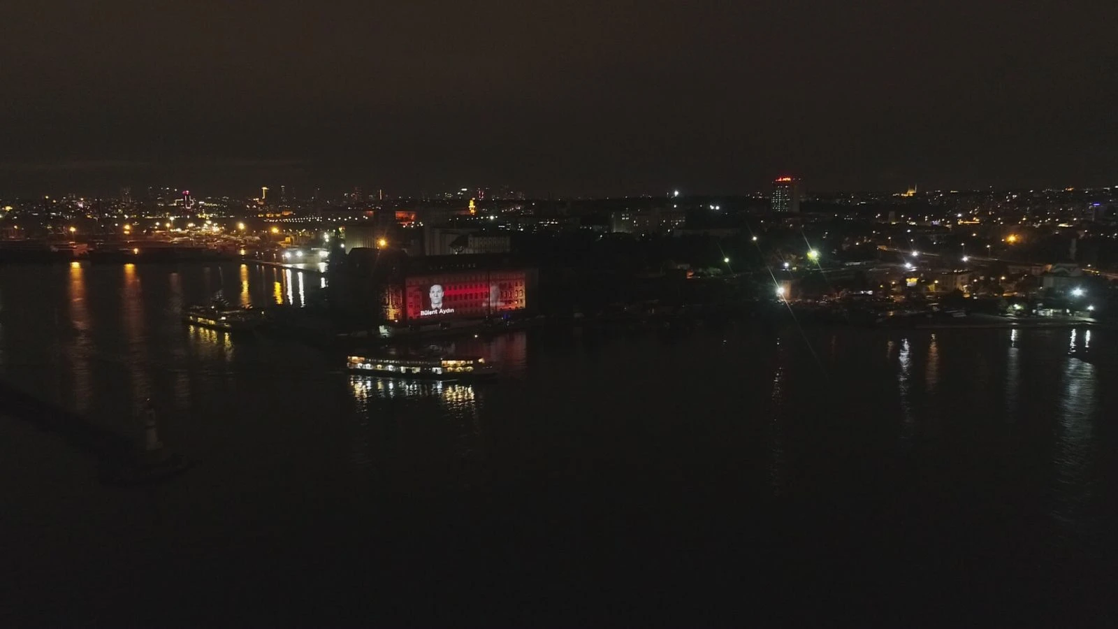 Haydarpaşa Garı’na 15 Temmuz şehitlerimizin fotoğrafları yansıtıldı