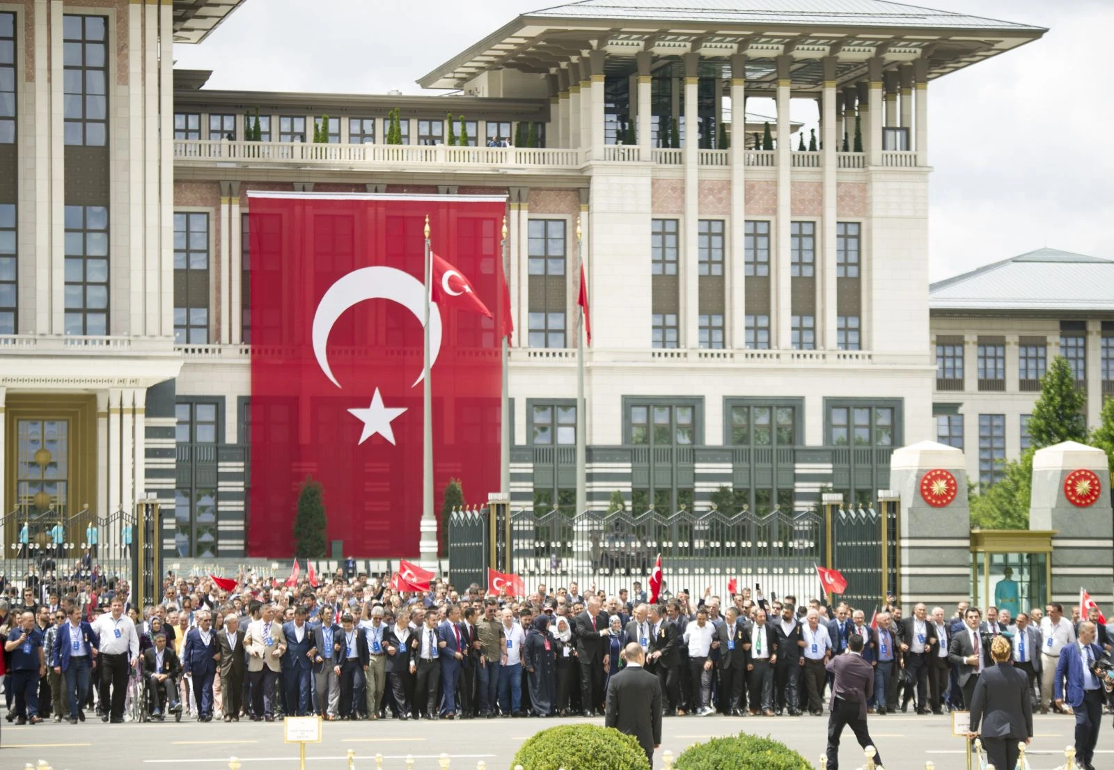 Cumhurbaşkanı Erdoğan, şehitler anıtına çiçek bıraktı