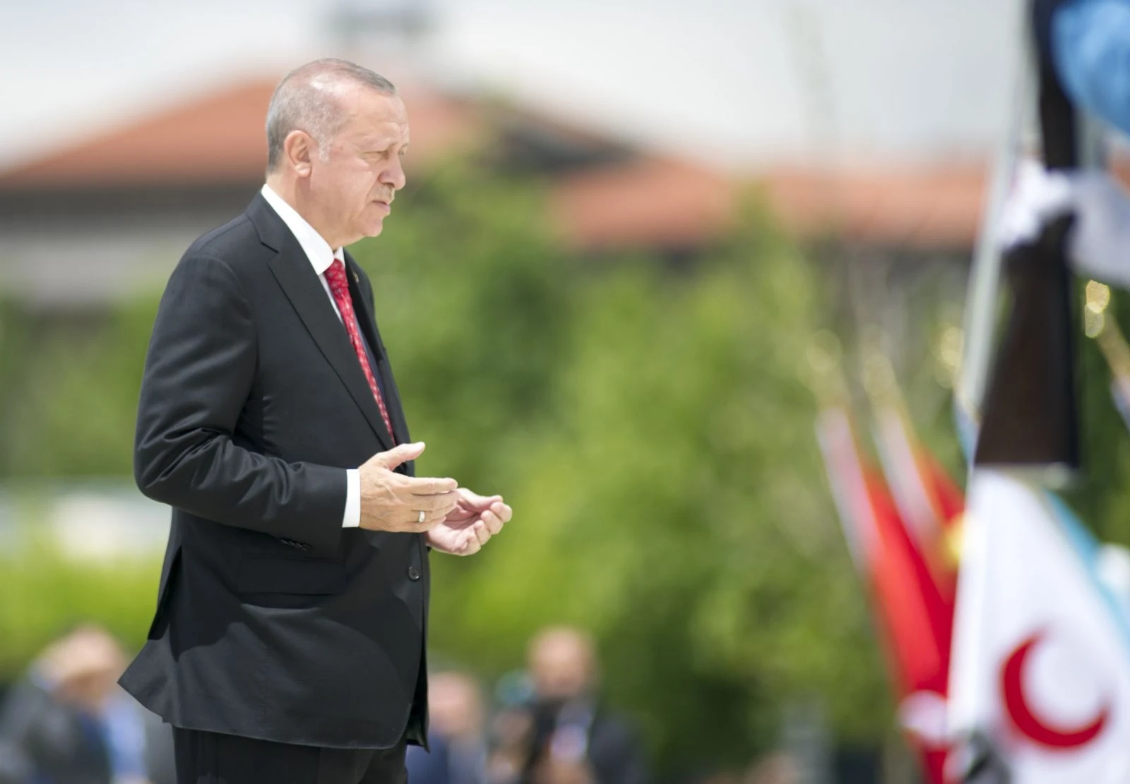 Cumhurbaşkanı Erdoğan, şehitler anıtına çiçek bıraktı