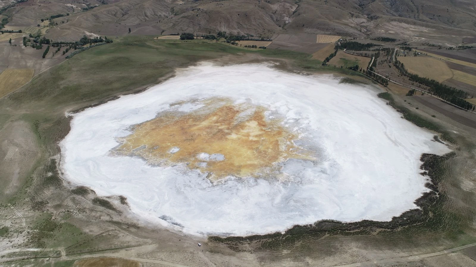 Kuruyan mavi gölden geriye beyaz örtü kaldı