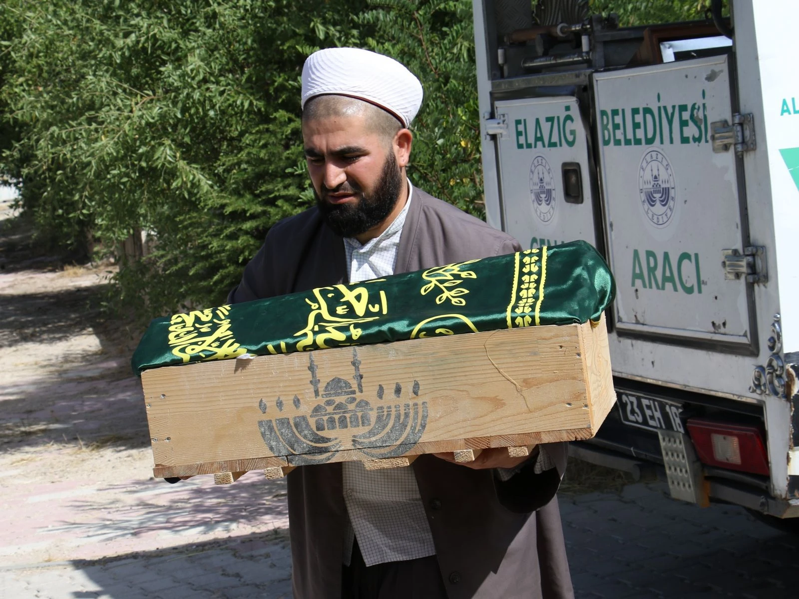 Annesinin çöpe attığı bebek kimsesizler mezarlığına defnedildi