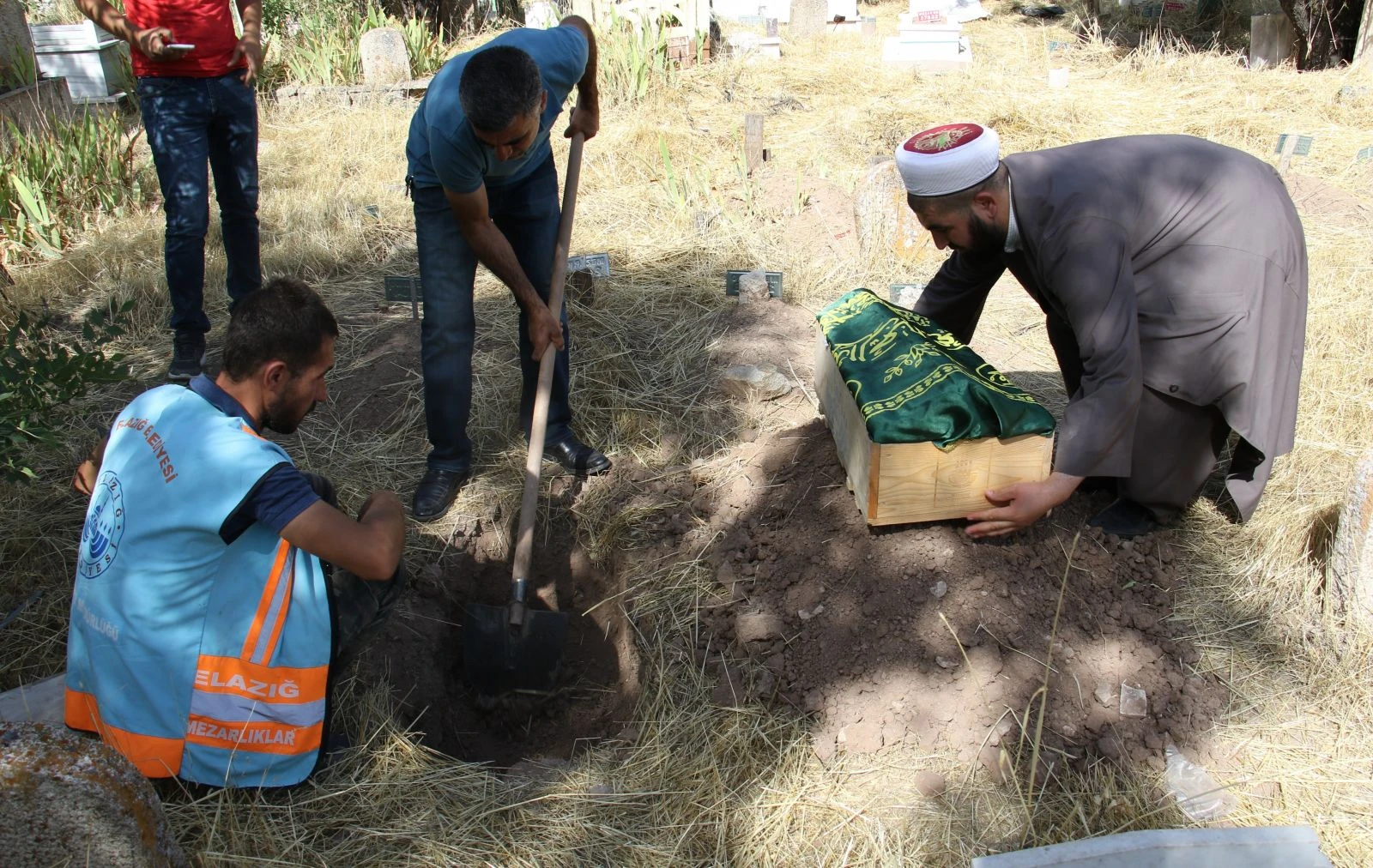 Annesinin çöpe attığı bebek kimsesizler mezarlığına defnedildi